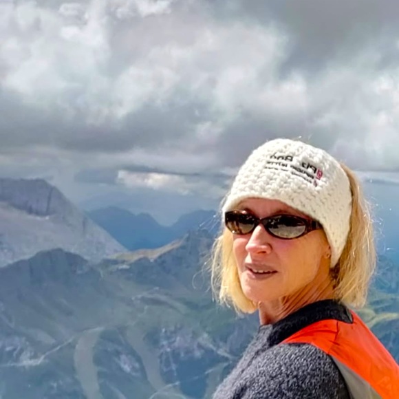 Meet your Posher, Stephanie - Picture 1 of 4